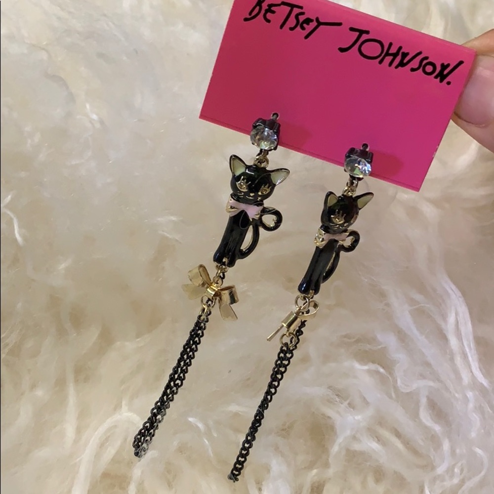 Betsey Johnson dangling black cat earring